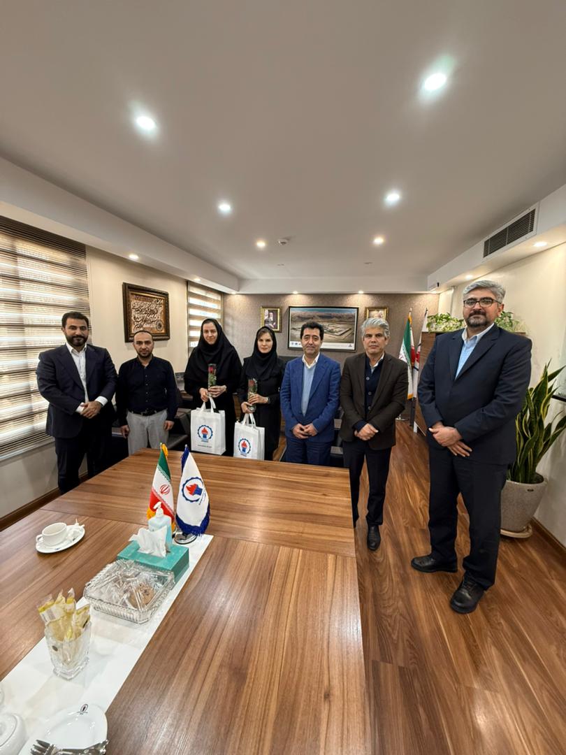 به مناسبت سالروز ميلاد خجسته حضرت صديقه طاهره، فاطمه زهرا(س)، بزرگداشت مقام مادر و روز زن با اهدا گل و هديه توسط مديرعامل محترم از بانوان شاغل در اين شركت تجليل شد.