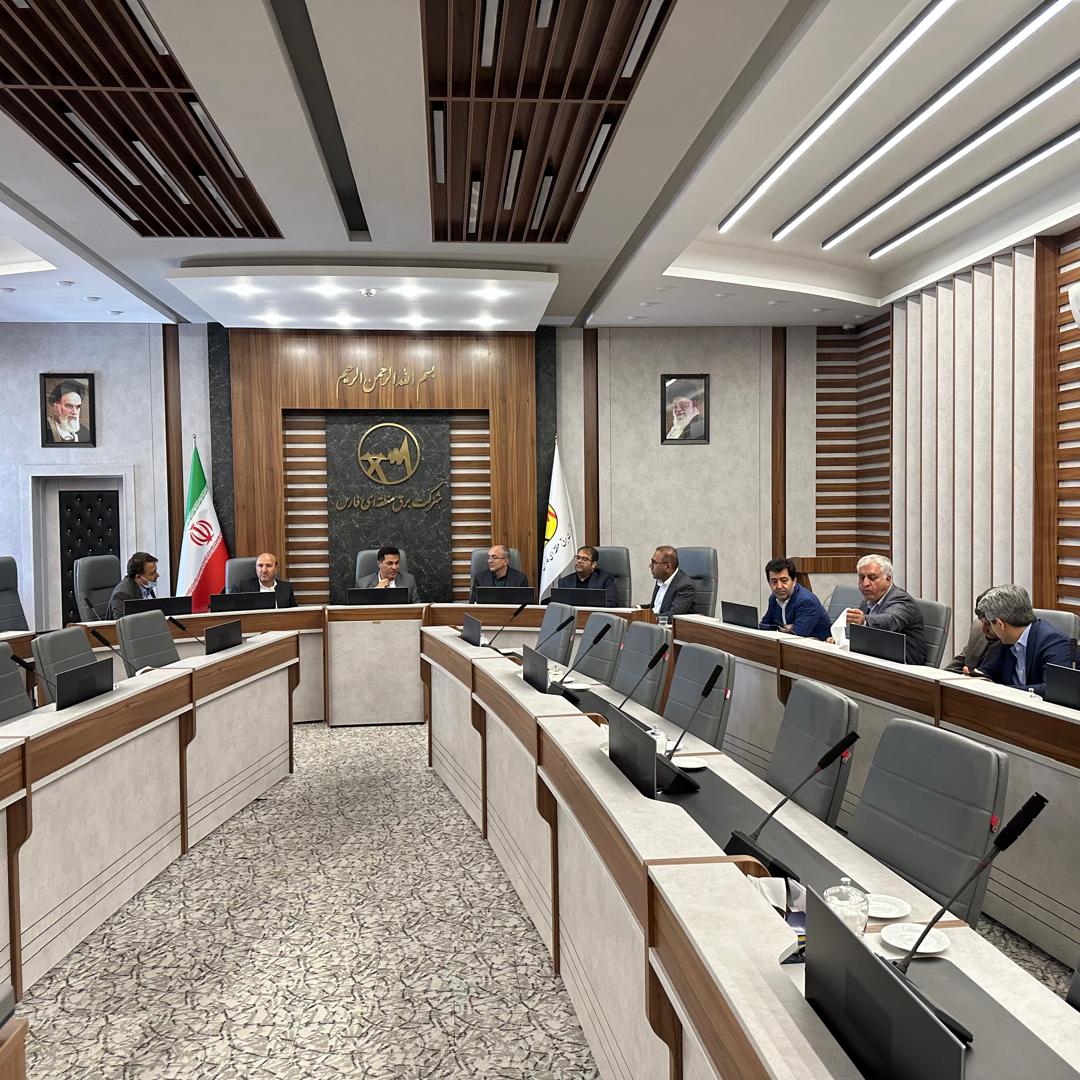  دیدار مدیرعامل شرکت مهندسی ساخت و بهرو وری آرمان با مدیر عامل شرکت برق منطقه ای فارس با حضور مدیر محترم مهندسی و ساخت شرکت نفت مناطق مرکزی و جمعی دیگر از مدیران شرکتهای آرمان، نفت مناطق مرکزی و برق منطقه ای فارس