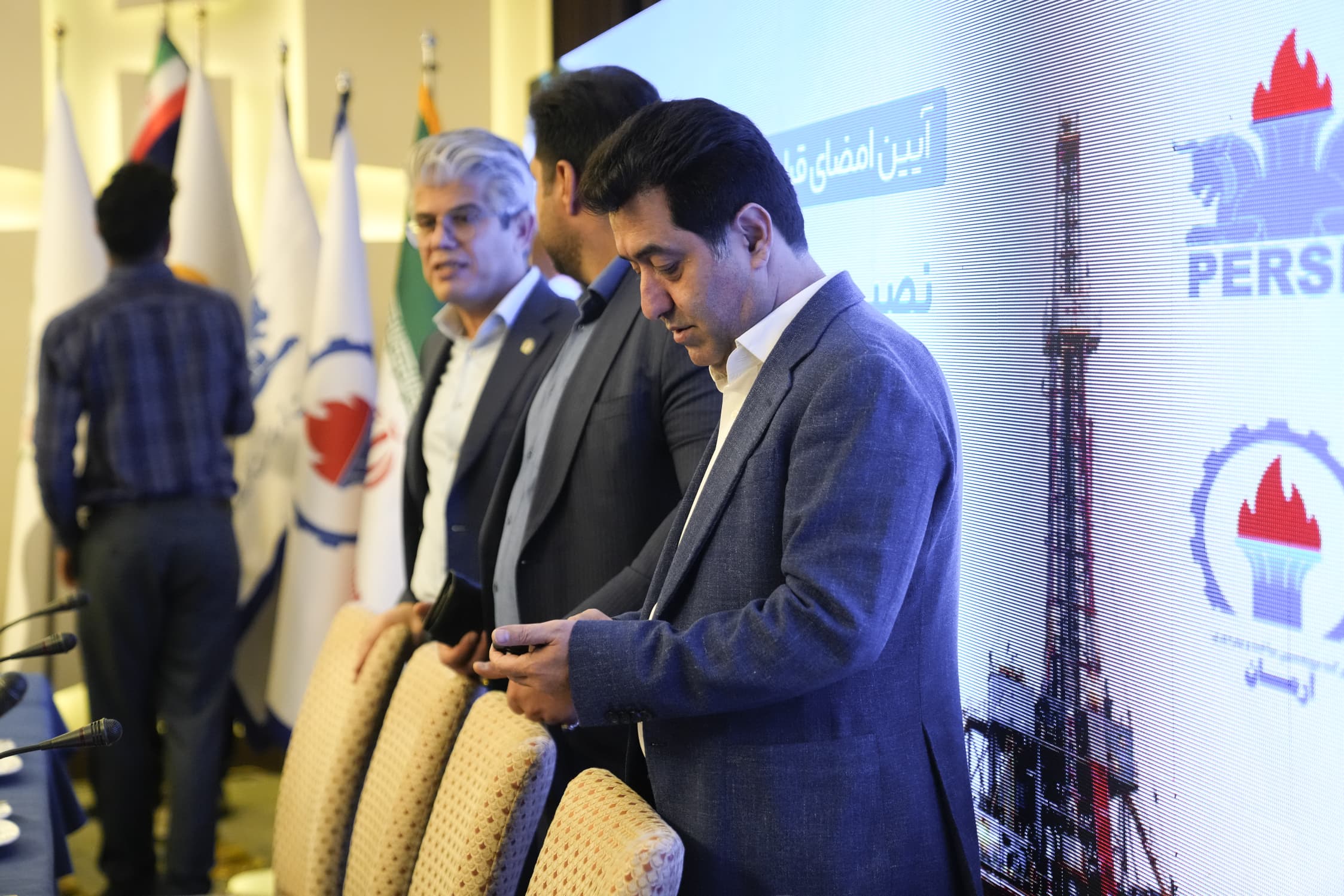 (EPS)مراسم امضاء قرارداد نصب و رانش16 پمپ درون چاهی دشت آزادگان 
